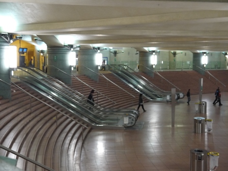 stairs and small escalators in the link toward the RER C